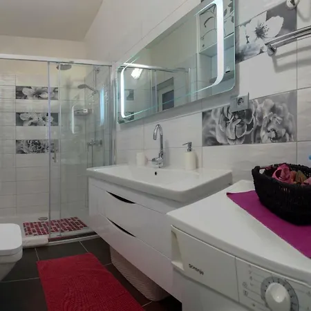 Apis Apartament Split