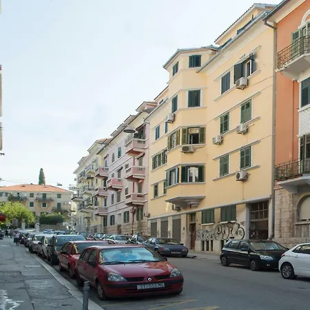 Apis Apartament *