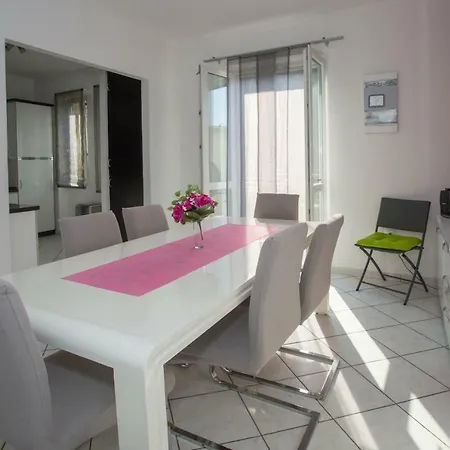 Apartament Apis *