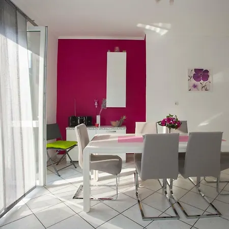 Apartament Apis *
