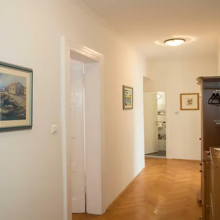Apis Apartament *