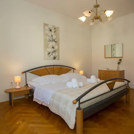 Apis Apartament Split