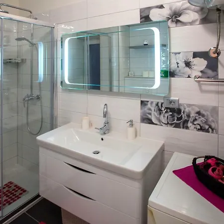 Apis Apartament *
