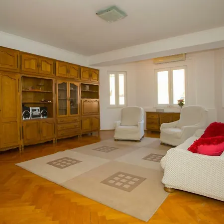 Apartment Apis