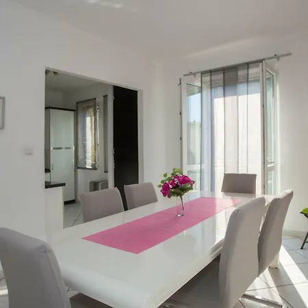Apis Apartment Split